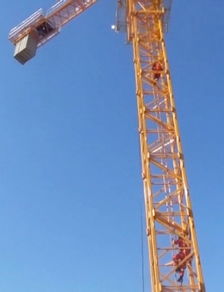 七旬老太昏倒30米塔吊，三名消防勇士成功營救