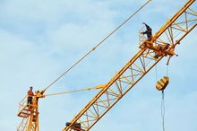 塔吊上的吶喊 為夫討薪反被拘，底層勞工維權路在何方？